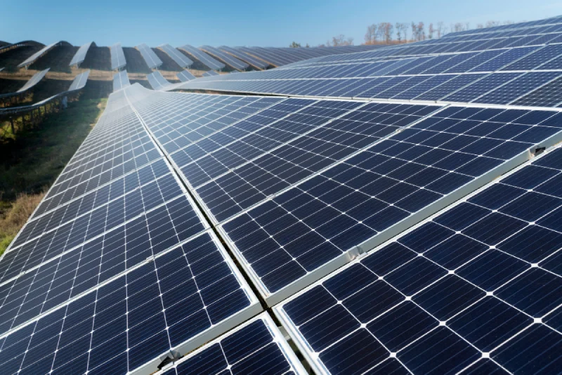 foto de painéis solares ao ar livre